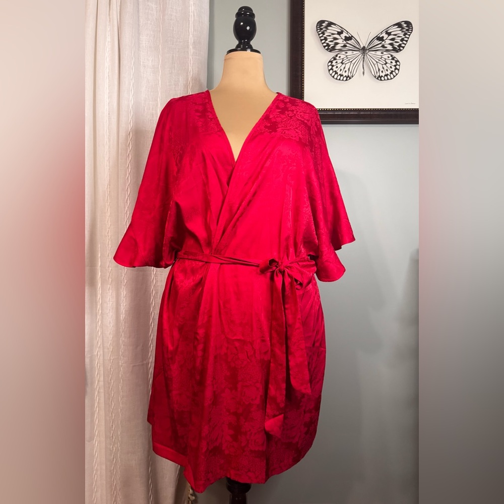 NWOT Lilac & London Red Floral Satin Robe Wrap